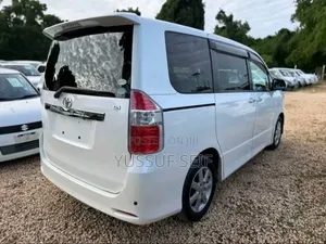 Toyota Noah 2010 White