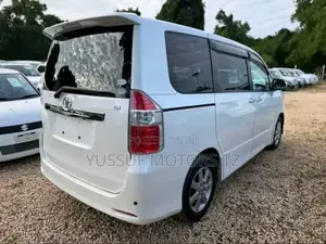 Toyota Noah 2010 White