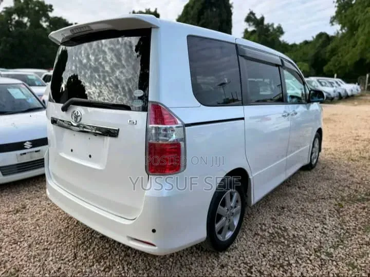 Toyota Noah 2010 White