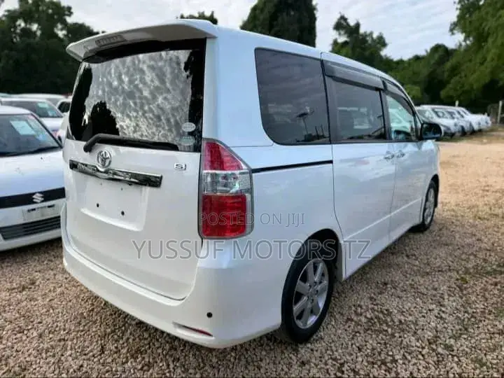 Toyota Noah 2010 White