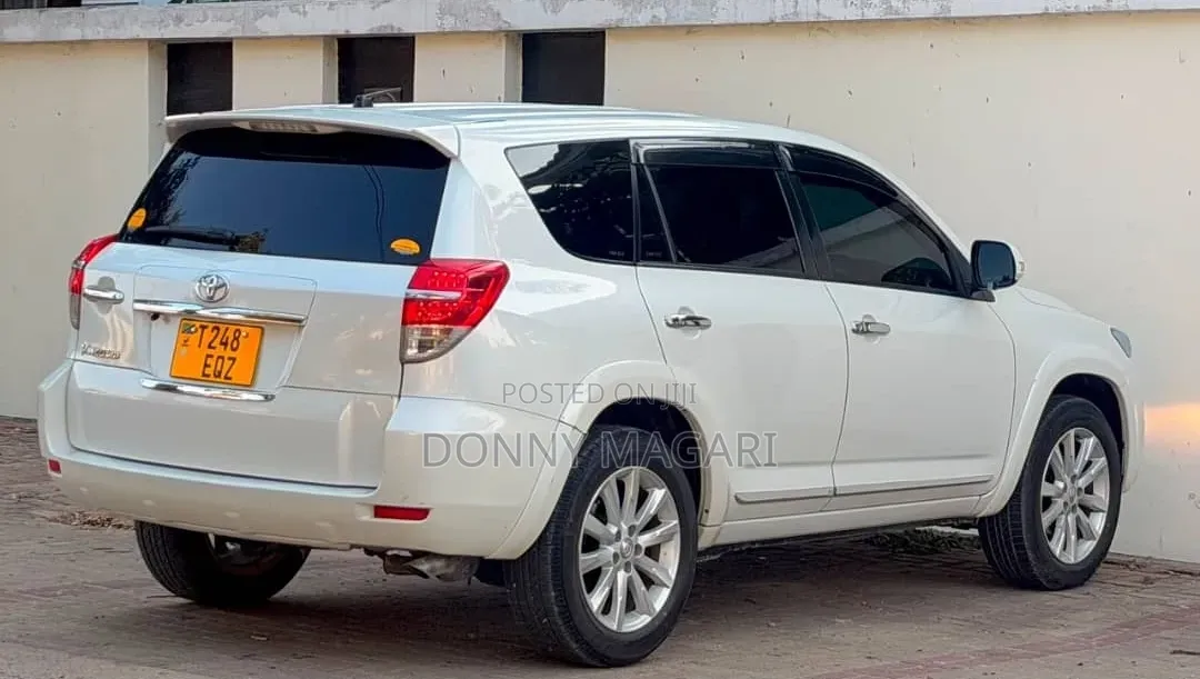 Toyota Vanguard 2011 White