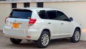 Toyota Vanguard 2011 White