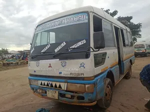 Mitsubishi Fuso Rosa 2004 White