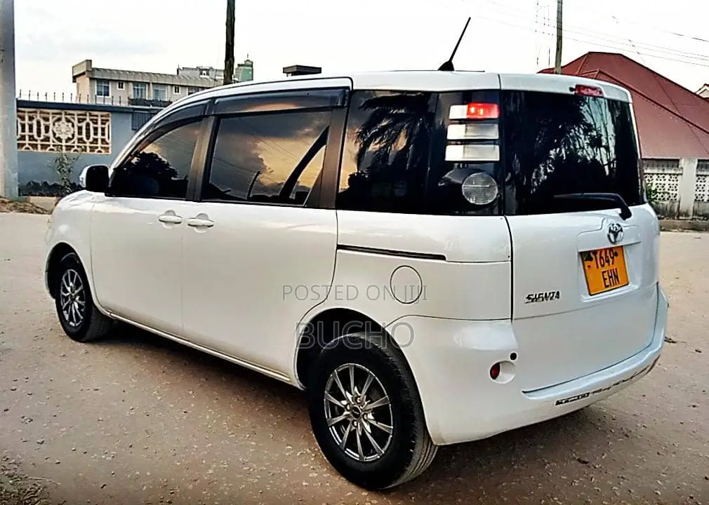 Toyota Sienta 2006 White