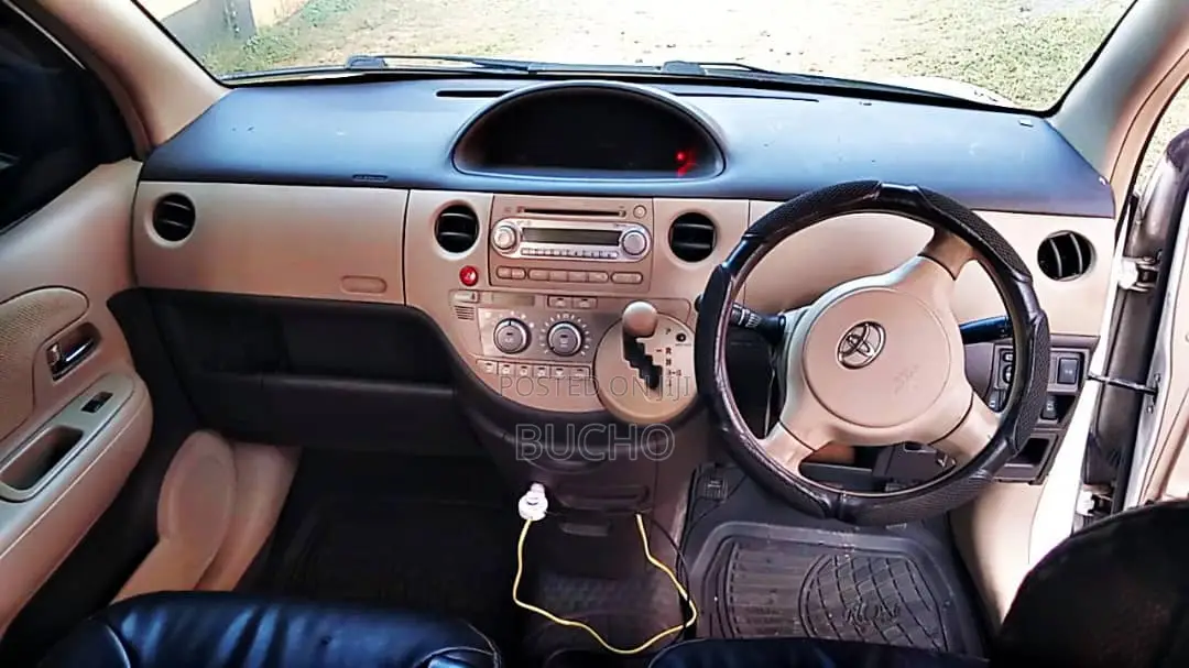 Toyota Sienta 2006 White
