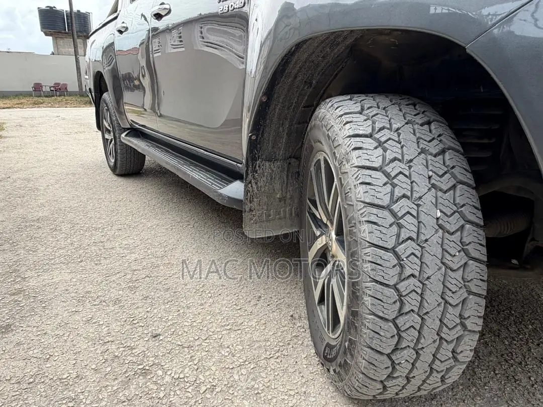 Toyota Hilux Revo Double Cab Deisel 2.8 AWD 2018 Gray