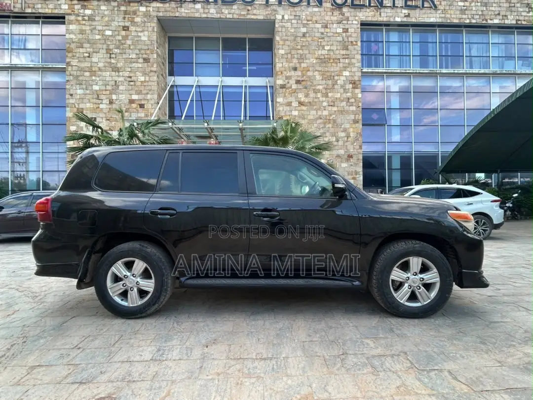 Toyota Land Cruiser 4.6 V8 GX 2017 Black