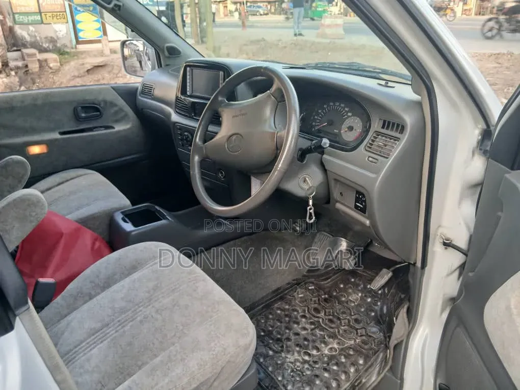 Toyota Noah 2005 Silver