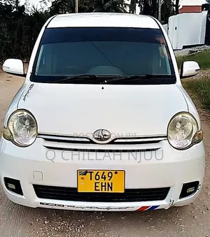 Toyota Sienta 2006 White