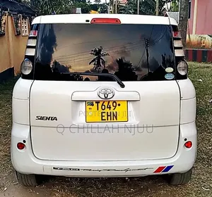 Toyota Sienta 2006 White