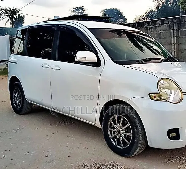 Toyota Sienta 2006 White