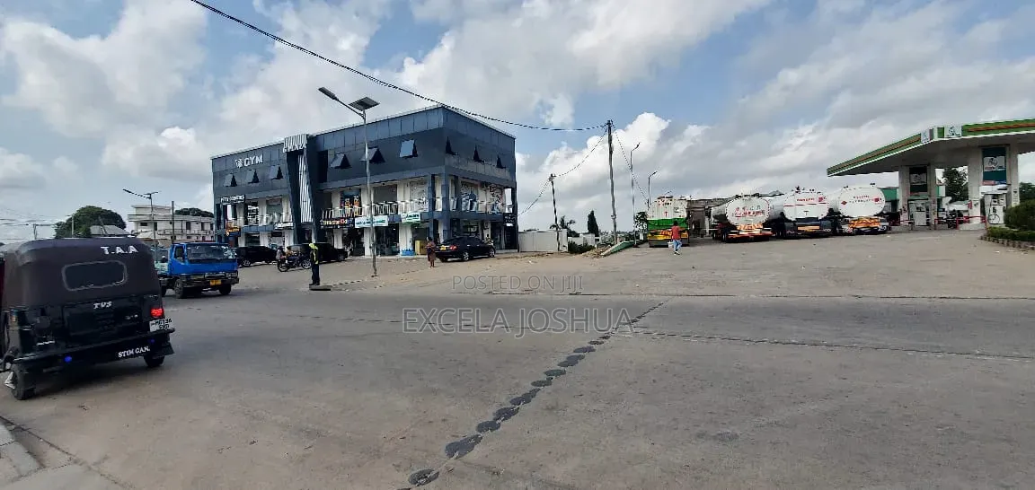 Eneo Limegusa Barabara Ya Lami Linauzwa Tabata Maji Chumvi