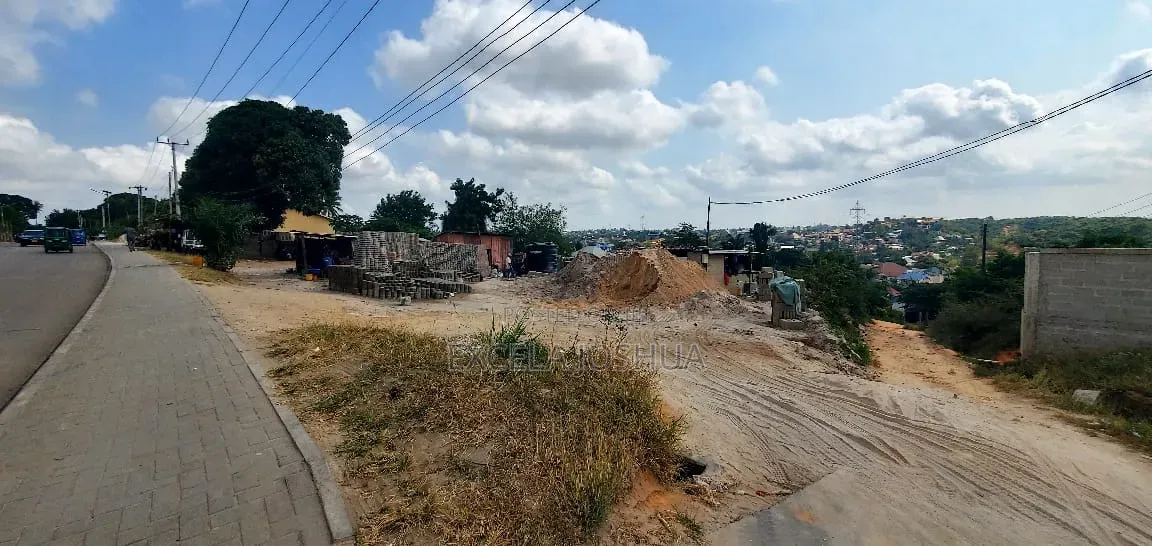 Eneo Limegusa Barabara Ya Lami Linauzwa Tabata Maji Chumvi