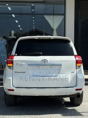 Toyota Vanguard 2010 White