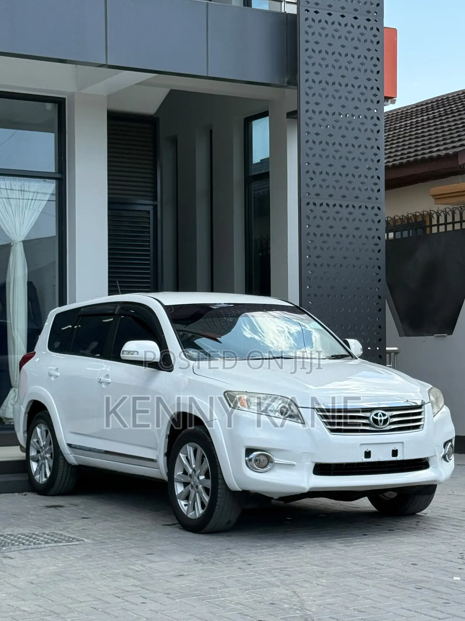 Toyota Vanguard 2010 White