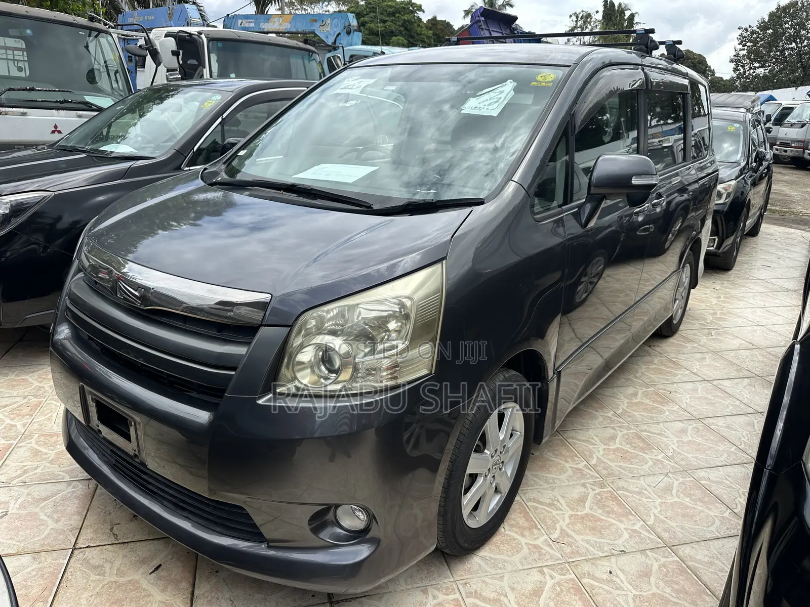 Toyota Noah 2.0 143hp AWD (7 Seater) 2011 Gray