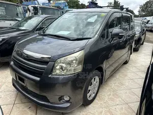 Toyota Noah 2.0 143hp AWD (7 Seater) 2011 Gray