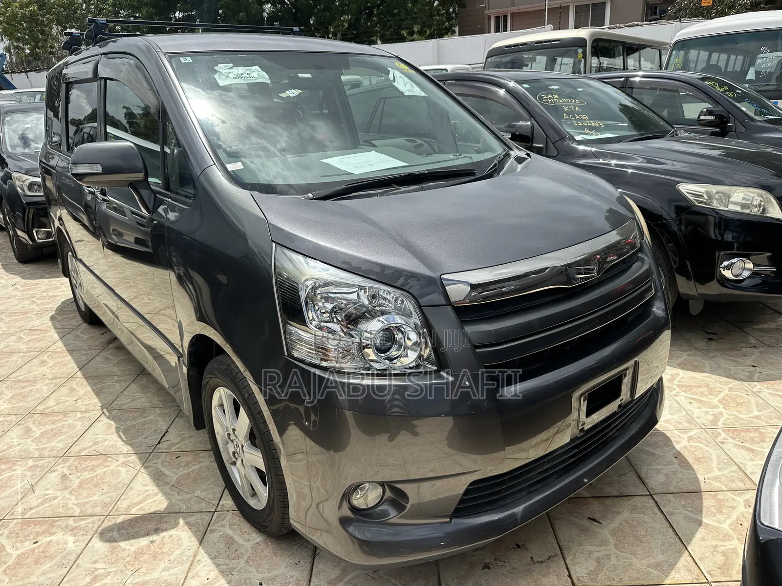 Toyota Noah 2.0 143hp AWD (7 Seater) 2011 Gray
