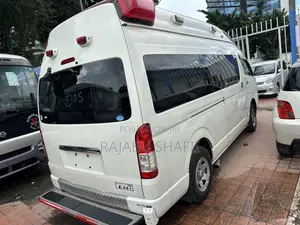 Toyota Quantum 2012 White