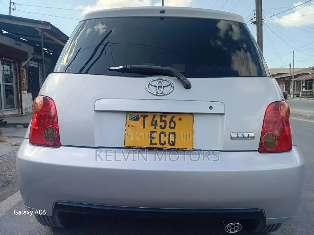 Toyota IST 2004 Silver