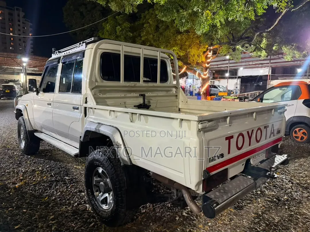 Toyota Land Cruiser 2017 White