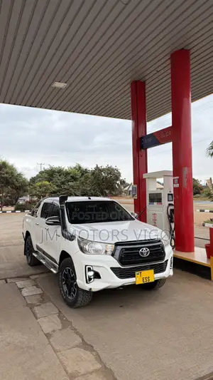 Toyota Hilux 2021 White