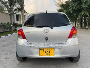 Toyota Vitz 2010 Silver