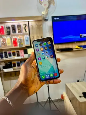 Apple iPhone 11 64 GB Gold