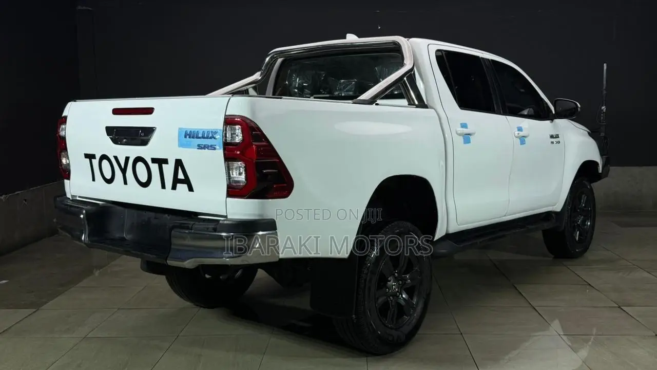 Toyota Hilux 2023 White