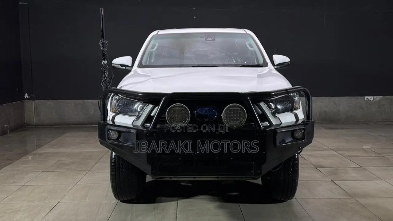 Toyota Hilux 2023 White