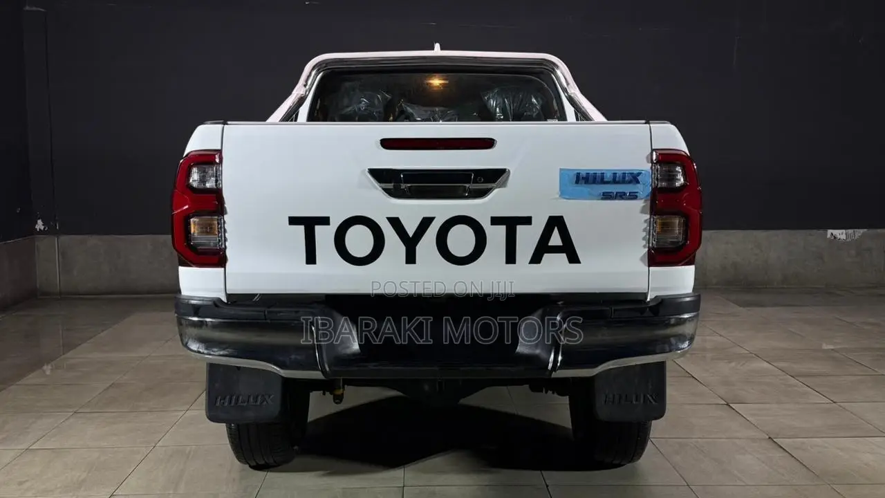 Toyota Hilux 2023 White
