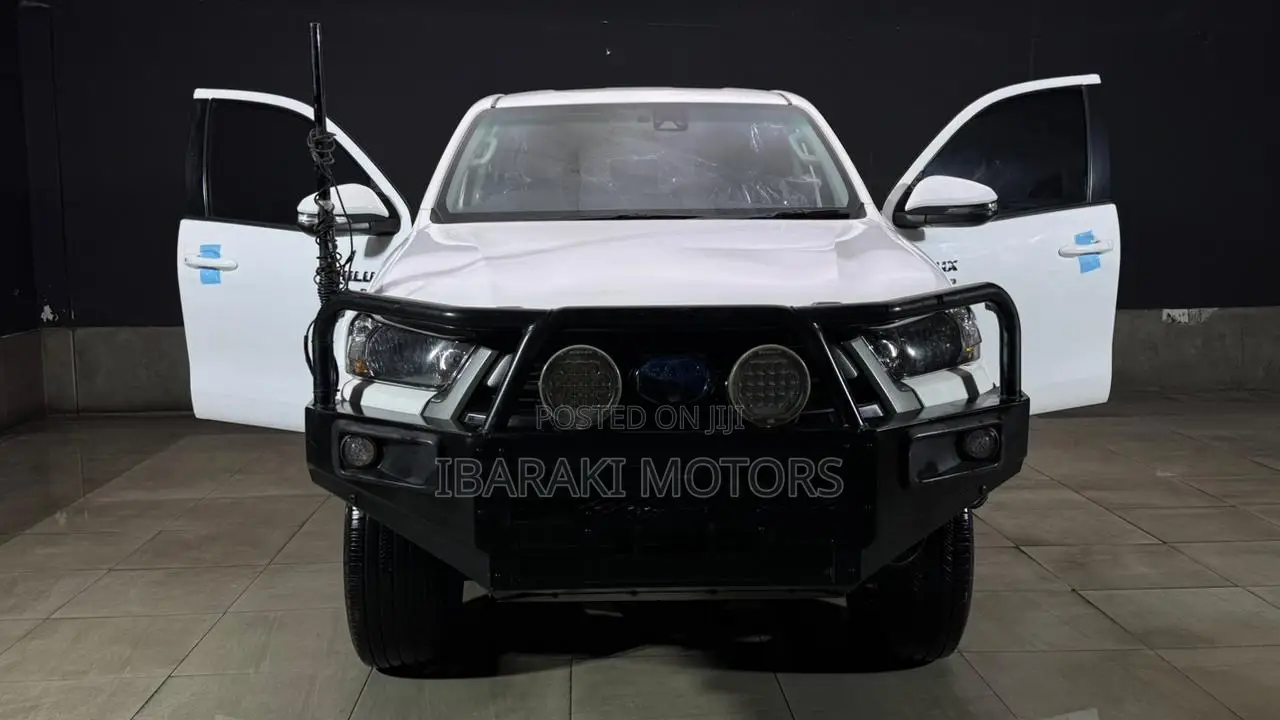 Toyota Hilux 2023 White
