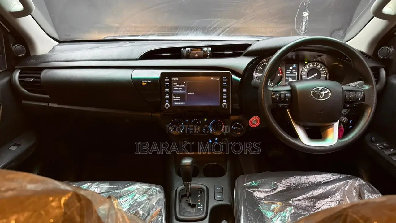 Toyota Hilux 2023 White
