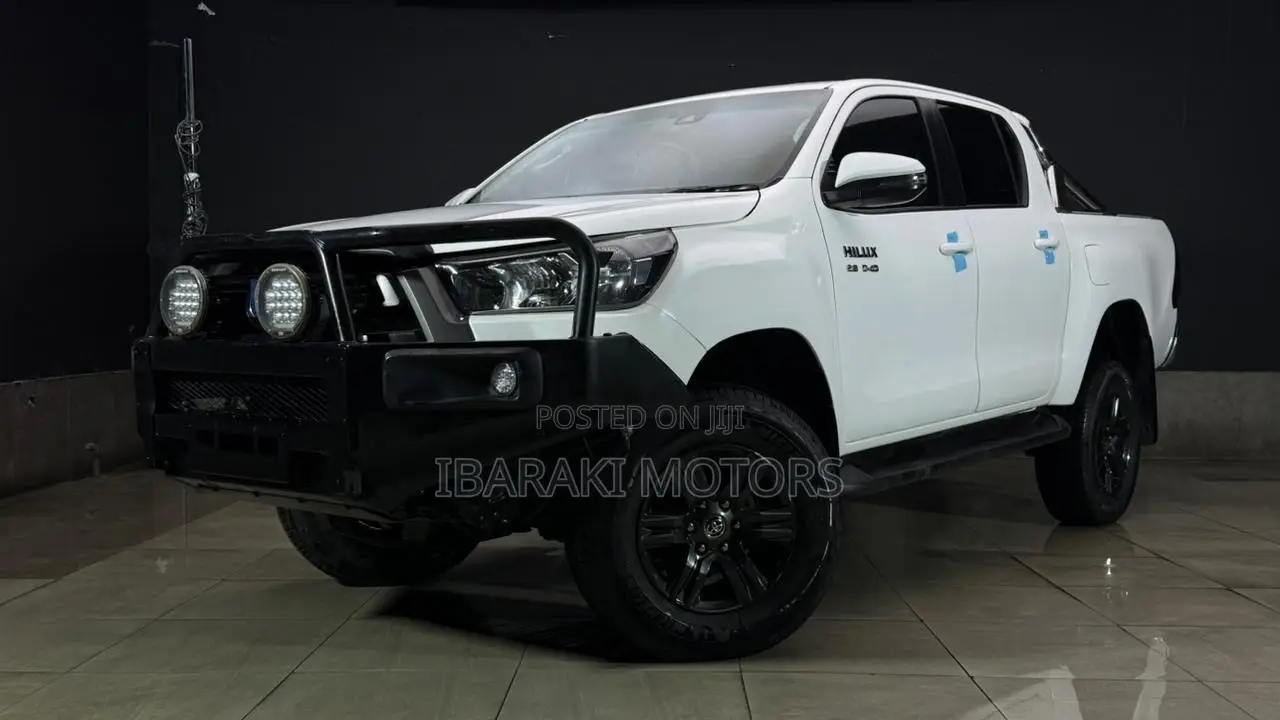 Toyota Hilux 2023 White