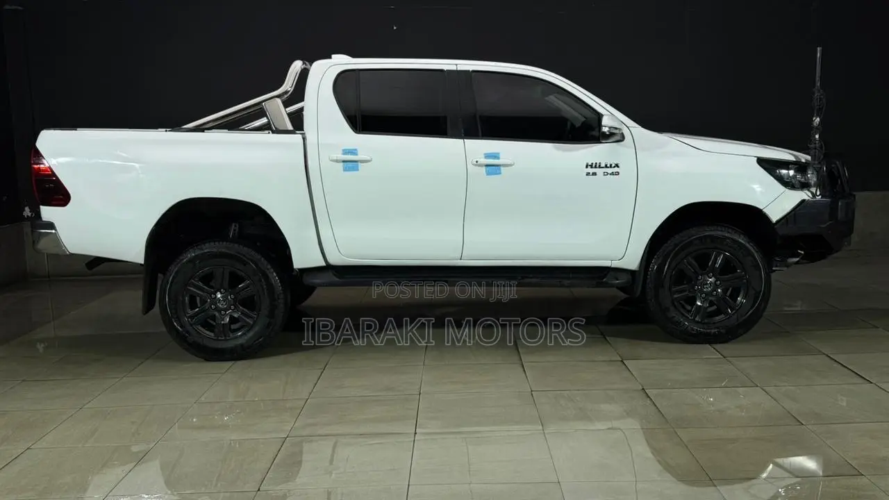 Toyota Hilux 2023 White