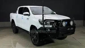 Toyota Hilux 2023 White