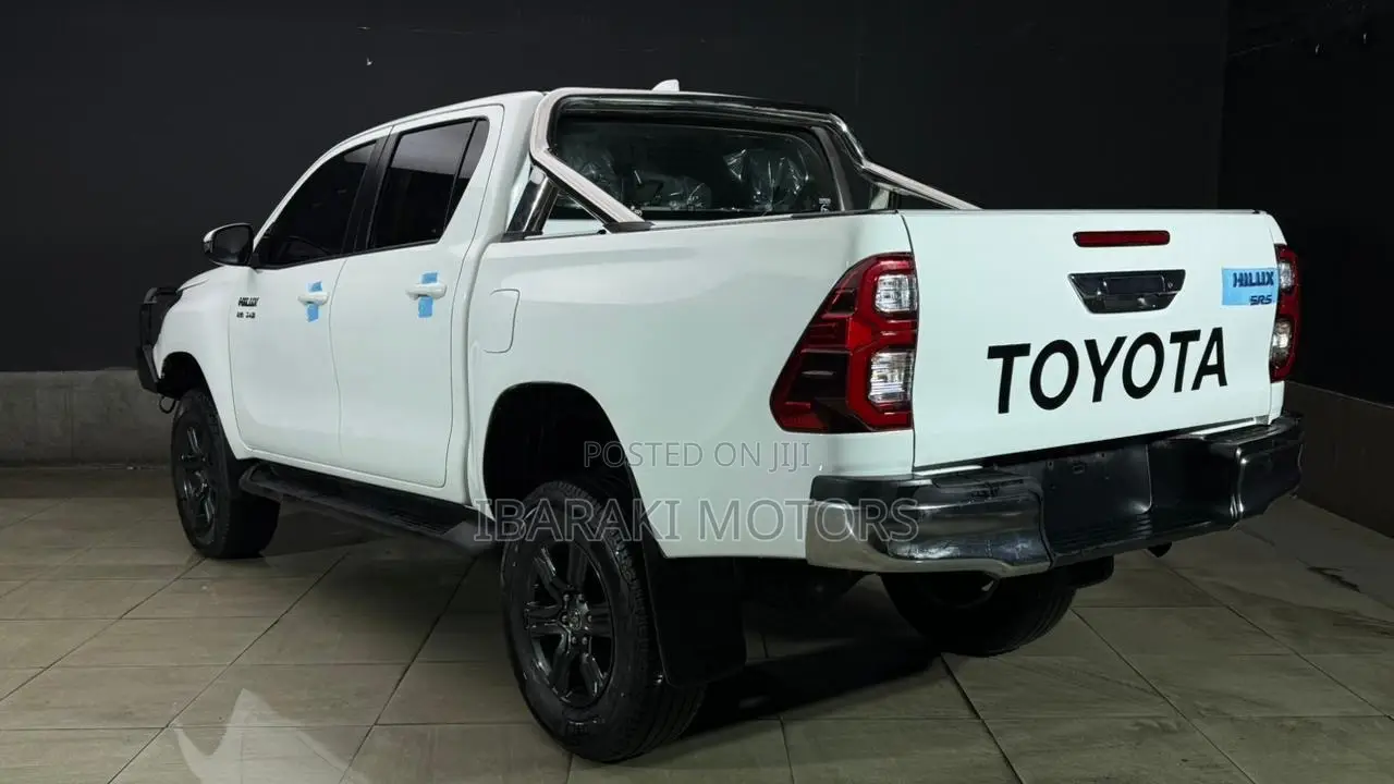 Toyota Hilux 2023 White