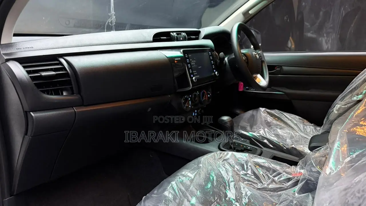 Toyota Hilux 2023 White