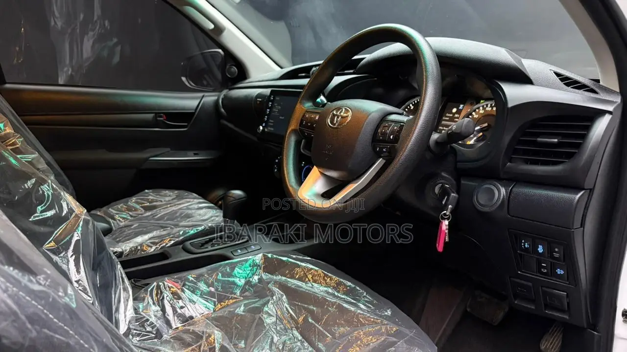 Toyota Hilux 2023 White