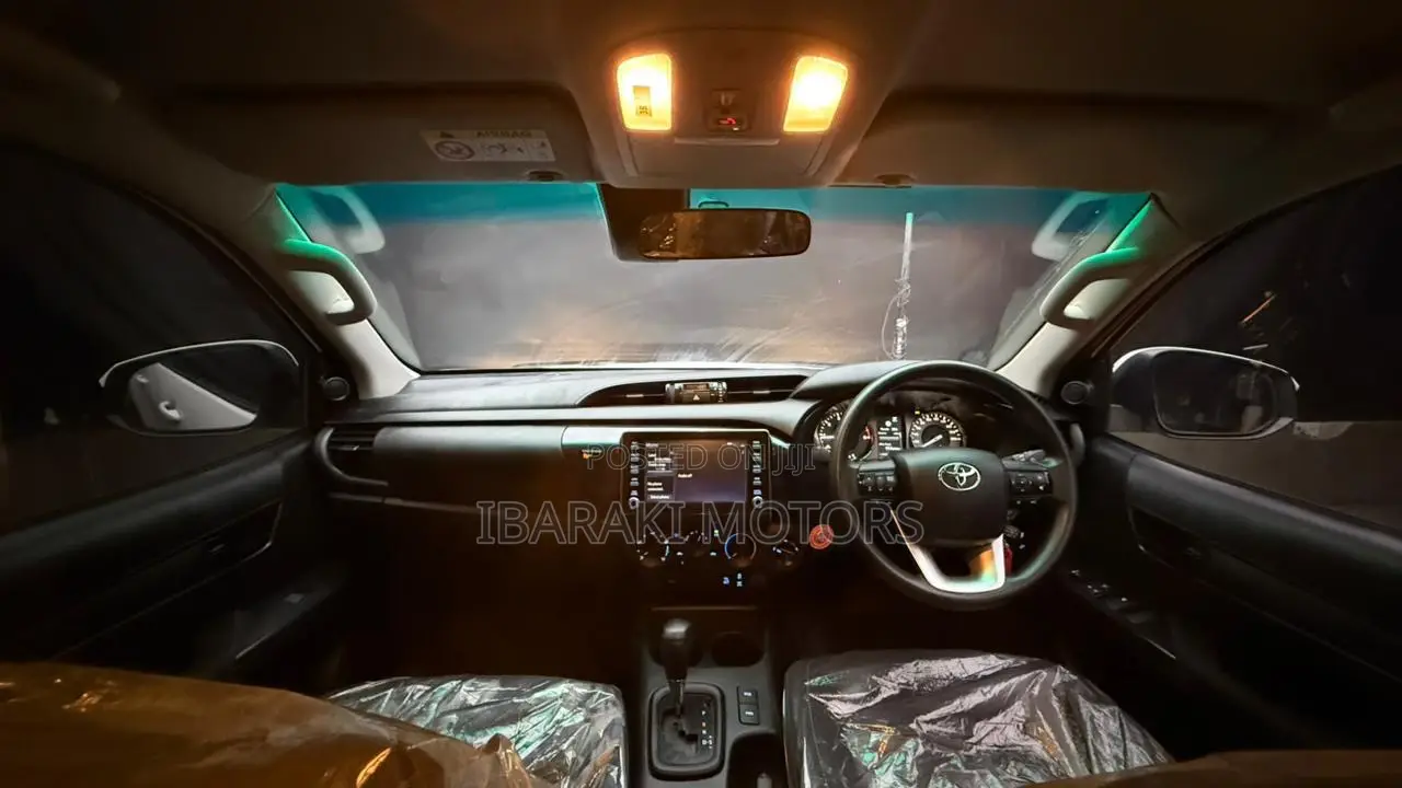 Toyota Hilux 2023 White