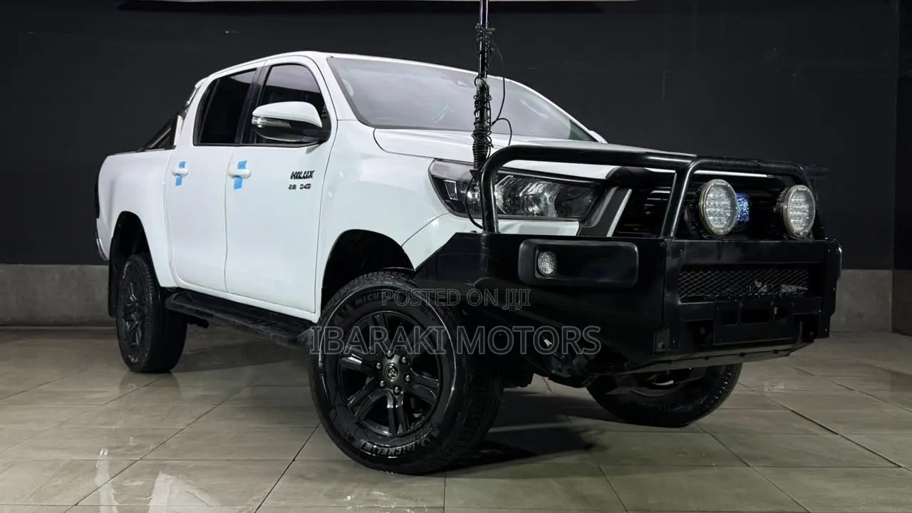 Toyota Hilux 2023 White