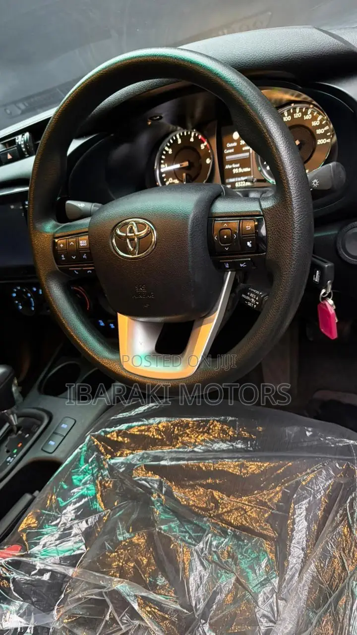 Toyota Hilux 2023 White