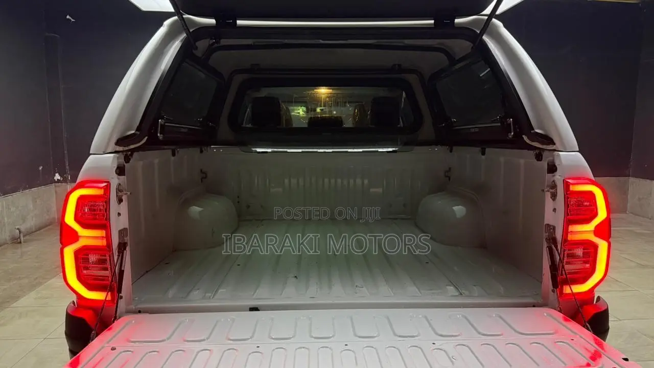Toyota Hilux 2024 White