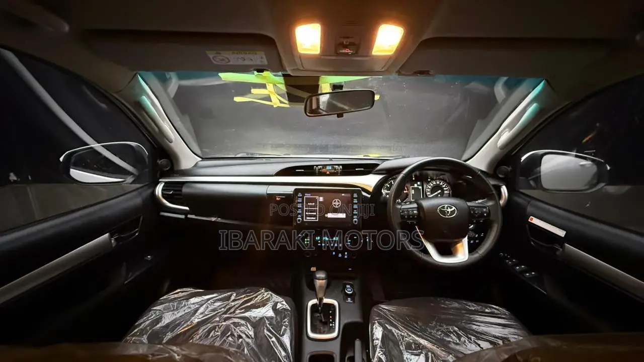 Toyota Hilux 2024 White