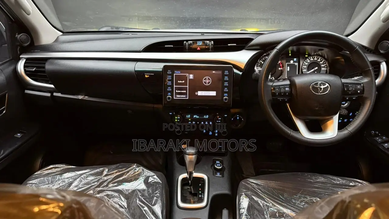 Toyota Hilux 2024 White