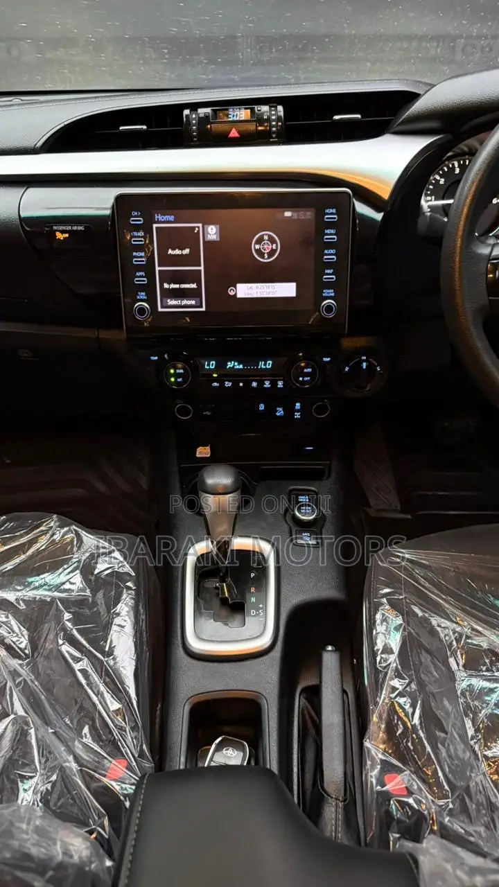 Toyota Hilux 2024 White