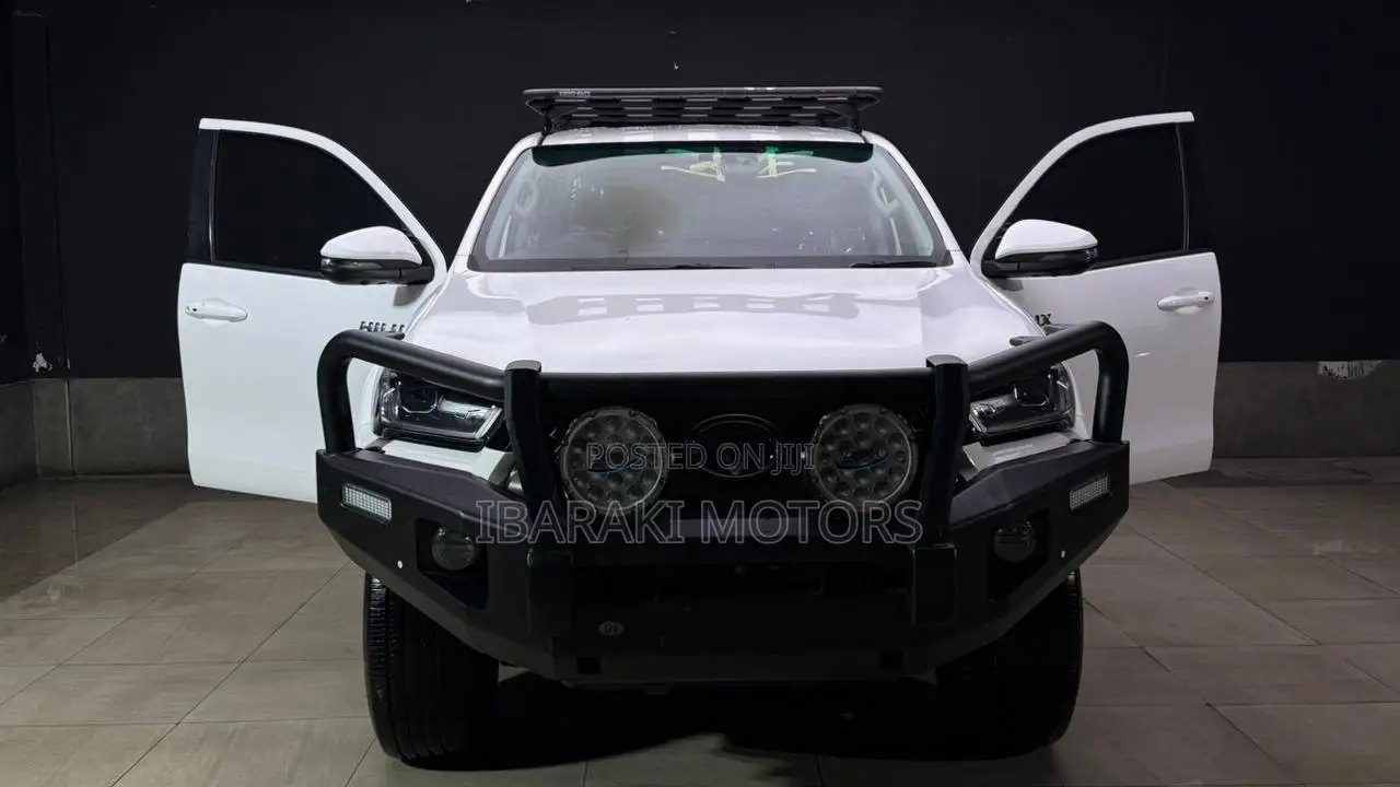 Toyota Hilux 2024 White