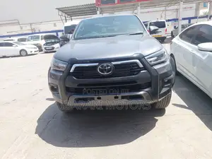 Toyota Hilux 2024 Gray