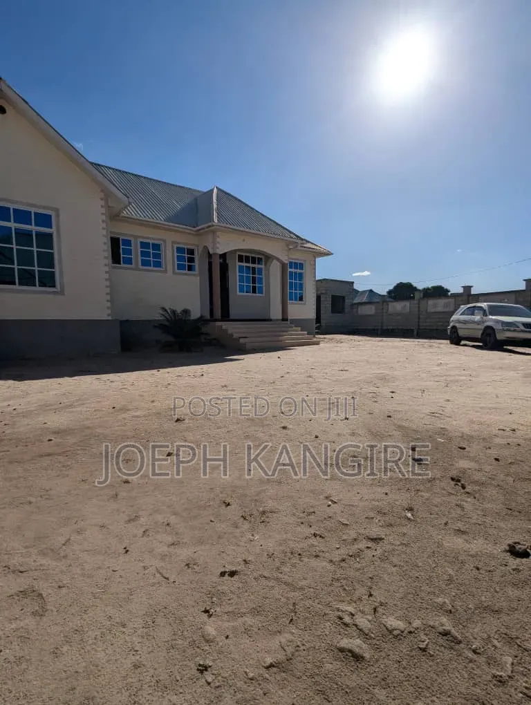 5bdrm Apartment in Mpiji, Mbweni for sale
