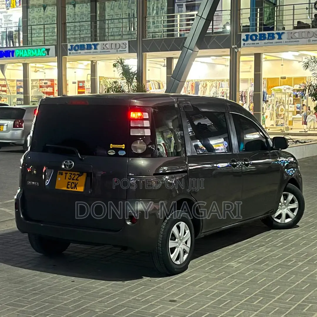 Toyota Sienta 2006 Gray